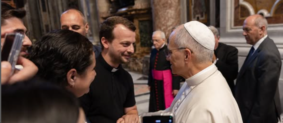 El delegado de Juventud de la diócesis de Terrassa, Álex Serra, saluda al Papa León XIV