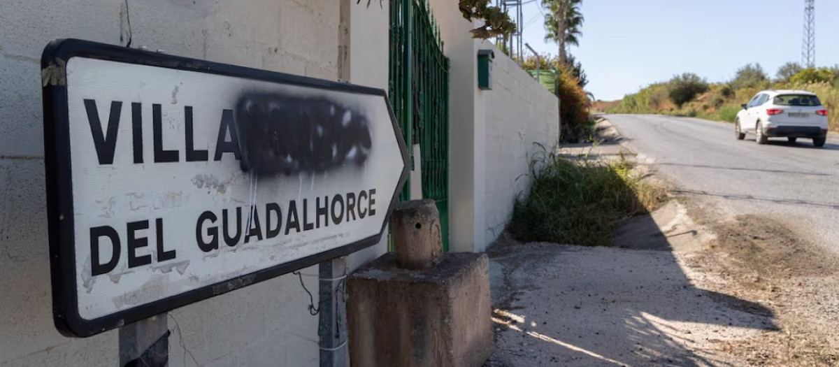 Señal que indica la entrada a la pedanía malagueña de Villafranco del Guadalhorce, perteneciente a la localidad de Alhaurín el Grande, con parte del nombre tachado
