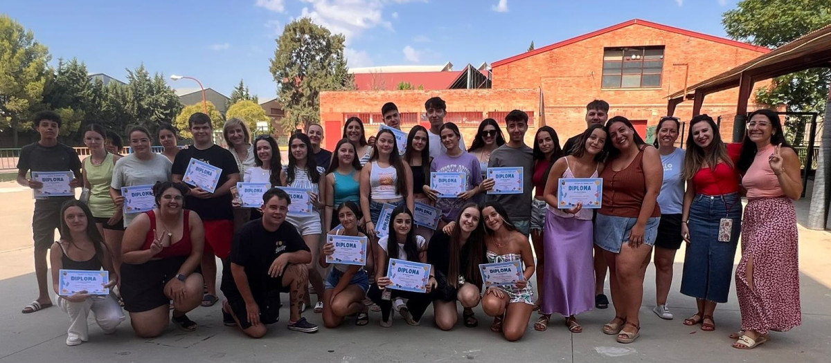 Niños participantes y monitores de la Escuela de Verano 2025