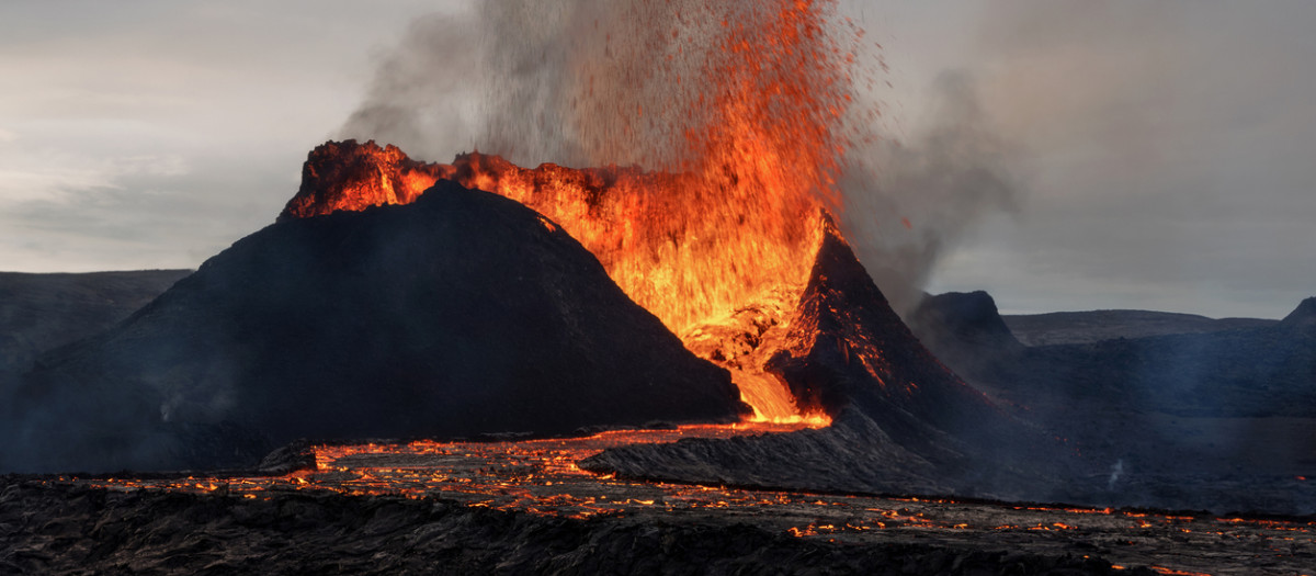 Imagen de archivo de una erupción del volcán Fagradalsfjall, en Islandia