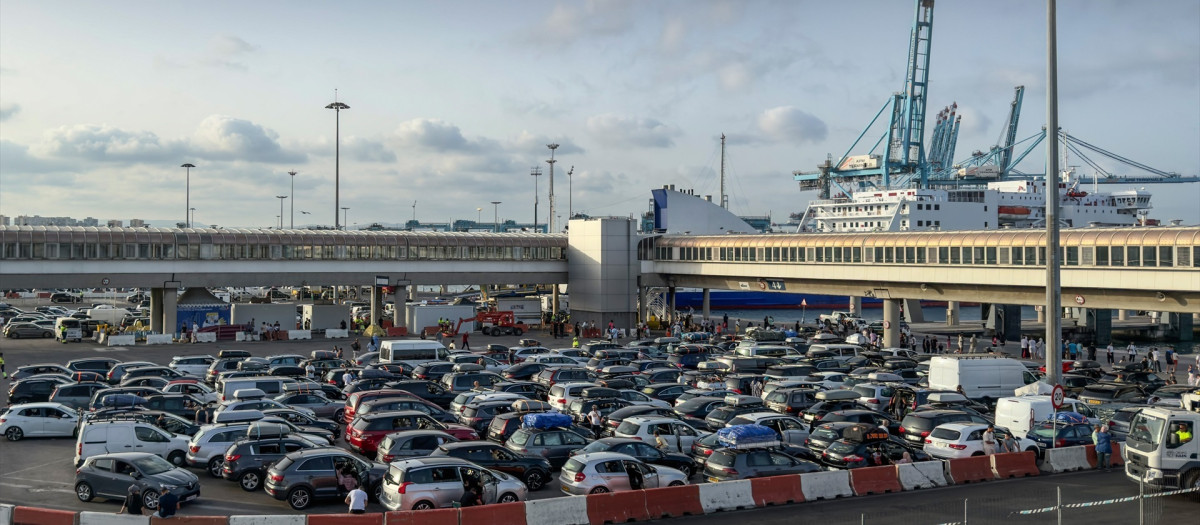 Vista del puerto de Algeciras durante la operación salida de la Operación Paso del Estrecho (OPE) 2025, en el puerto de Algeciras, a 3 de agosto de 2025, en Algeciras, Cádiz, Andalucía (España). La Operación Paso del Estrecho (OPE) 2025 se desarrolla desde el 15 de junio hasta el 15 de septiembre, gestionando el mayor tránsito de personas y vehículos entre Europa y el norte de África, principalmente por ciudadanos magrebíes que viajan a sus países de origen durante el verano. Es un dispositivo especial de protección civil que moviliza a más de 29.000 personas y afecta a nueve puertos clave: Algeciras, Tarifa, Alicante, Almería, Málaga, Motril, Valencia, Ceuta y Melilla.

Antonio Sempere / Europa Press
04 AGOSTO 2025;OPE;PASO DEL ESTRECHO;COCHES;PUERTO;VIAJE;VACACIONES
03/8/2025