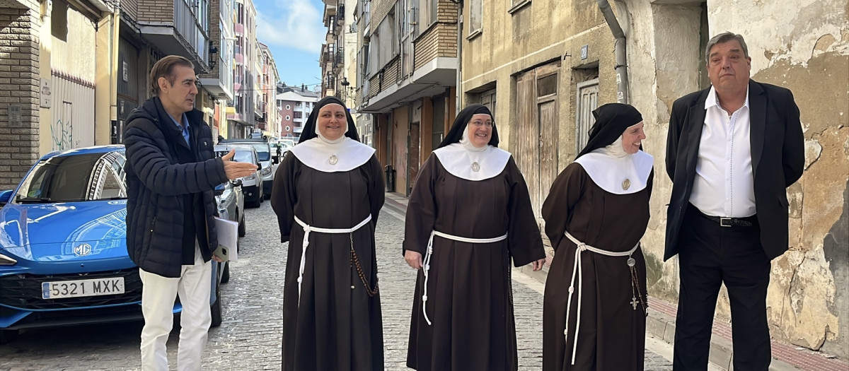 Tres de las cuatro religiosas antes de declarar