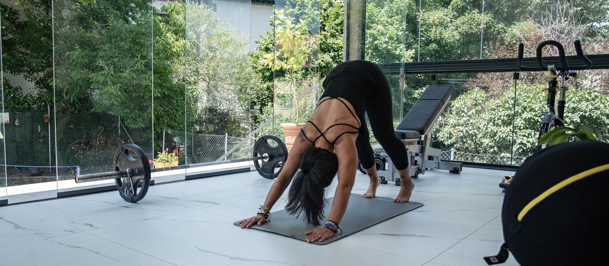 Una mujer convierte su terraza en un gimnasio