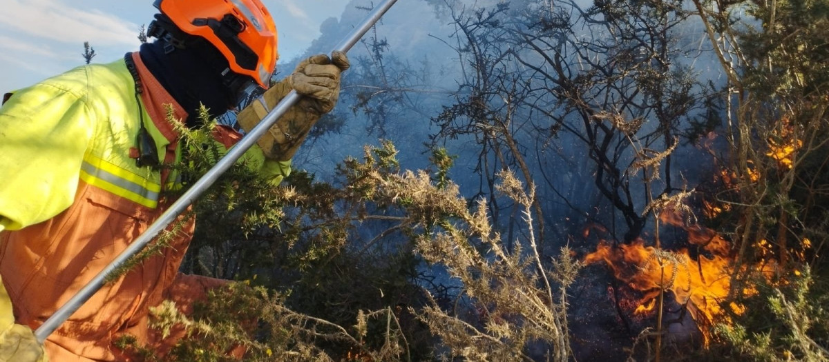 Foto de archivo de la extinción de incendios forestales en Ribadesella y Mieres