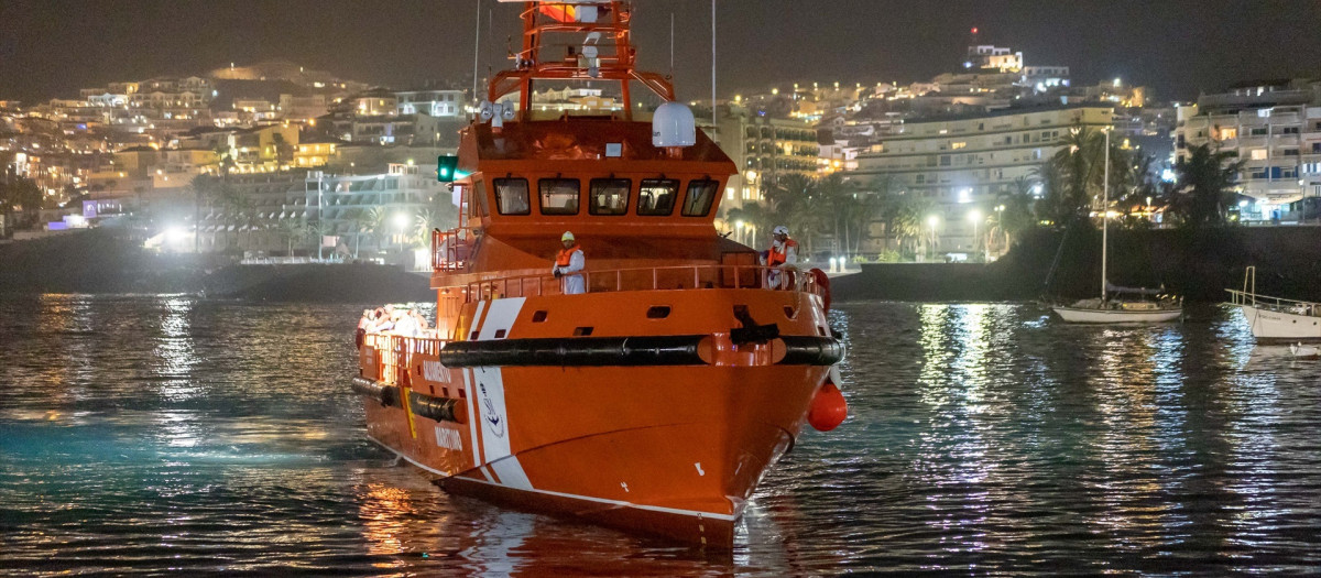 Una embarcación de Salvamento Marítimo llega al muelle de Arguineguín