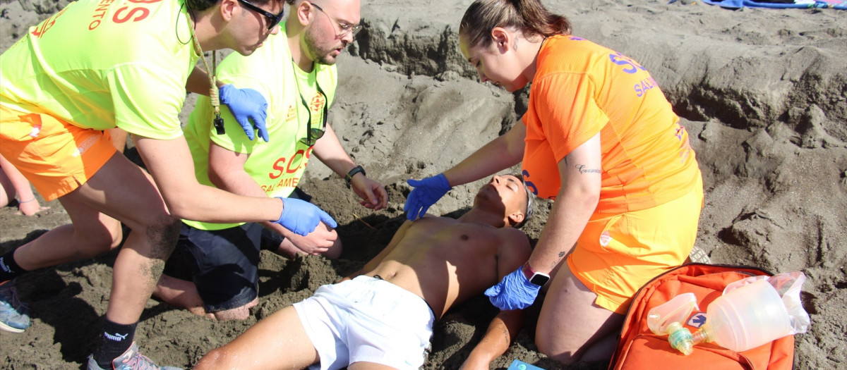 Ejercicio de simulacro de socorrismo y salvamento en la playa de Rincón de la Victoria, Málaga