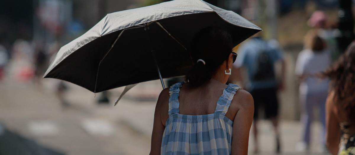 Una mujer se protege del sol con una sombrilla, a 5 de agosto de 2025, en Vigo, Pontevedra, Galicia (España). La Agencia Estatal de Meteorología (Aemet) ha activado avisos naranjas y amarillos en más de 30 provincias por temperaturas extremas durante el inicio de la canícula, el periodo estadísticamente más cálido del año. En más de la mitad del país se podrían alcanzar temperaturas extremas  debido a una dorsal anticiclónica que ha generado cielos despejados y una masa de aire cálido que se intensifica progresivamente.

Adrián Irago / Europa Press
05/8/2025