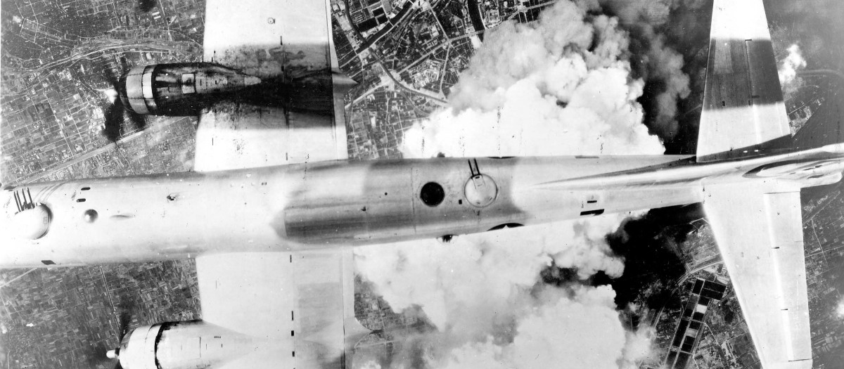 Un B-29 bombardeando la ciudad