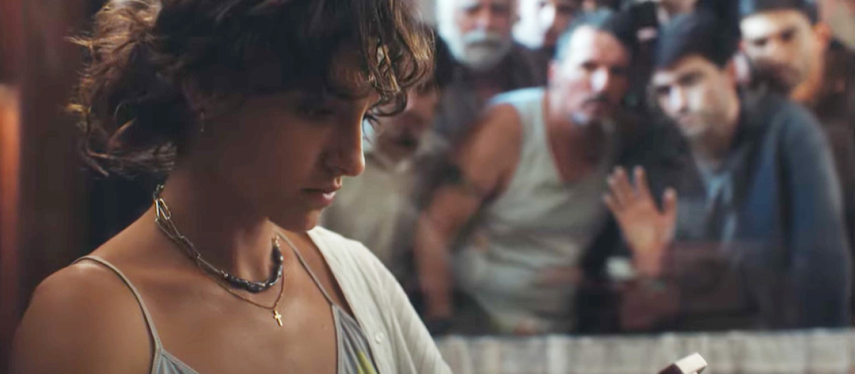 Anuncio de Igualdad en el que aparecen decenas de hombres mirando a una mujer