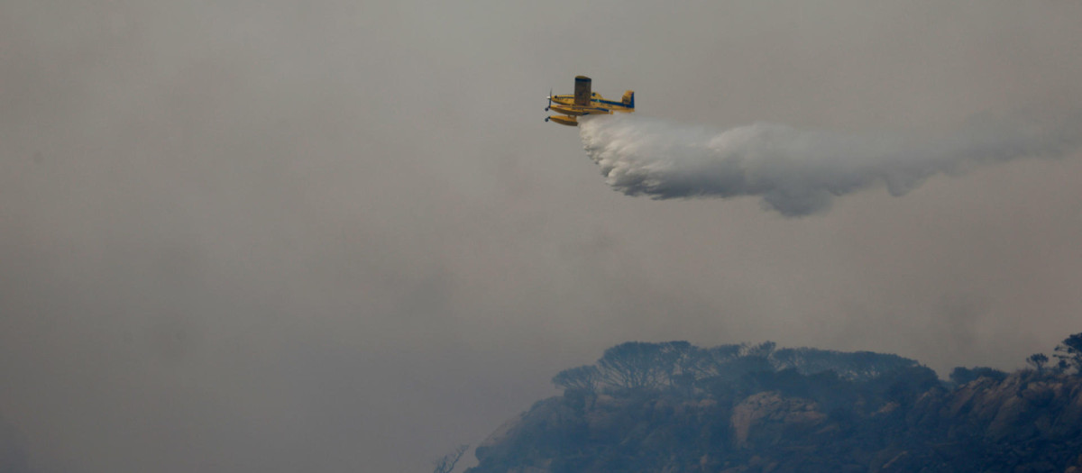 Medios aéreos tratan de controlar las llamas en el incendio de Tarifa