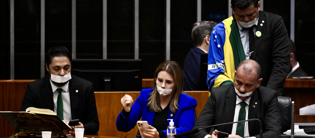 Legisladores de la oposición, con la boca tapada con cinta adhesiva, en la Cámara de Diputados