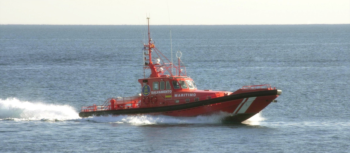El suceso tuvo lugar sobre las 16,30 horas del domingo, cuando el 112 recibió el aviso de que un bañista no podía regresar a tierra debido al fuerte viento y al oleaje

REMITIDA / HANDOUT por SALVAMENTO MARÍTIMO
Fotografía remitida a medios de comunicación exclusivamente para ilustrar la noticia a la que hace referencia la imagen, y citando la procedencia de la imagen en la firma
08/11/2022