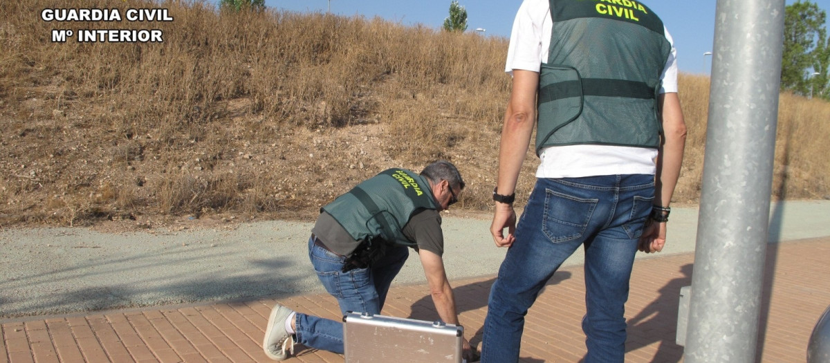 La Guardia Civil de Albacete detiene a tres personas e investiga a otras dos por sustraer el cable de cobre del alumbrado público.