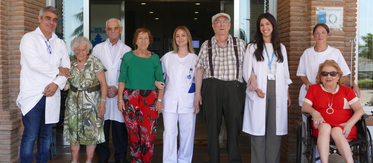 Foto del primer grupo de usuarios del Programa de Respiro Familiar