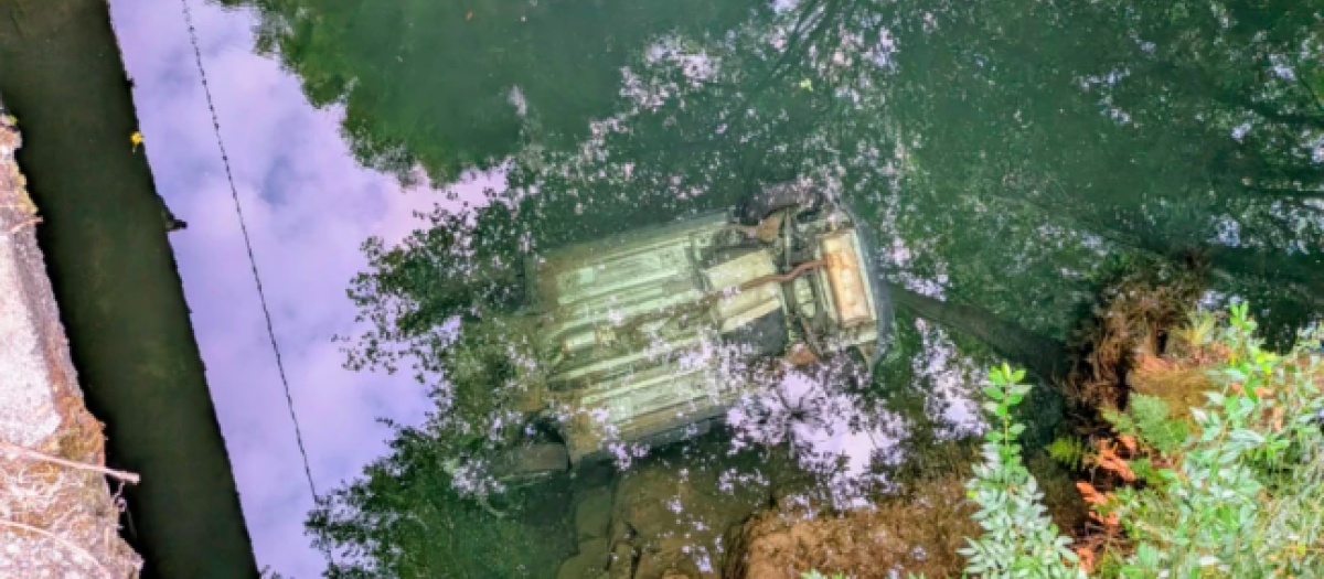 Muere un hombre al caer con su coche al río Coroño en Boiro