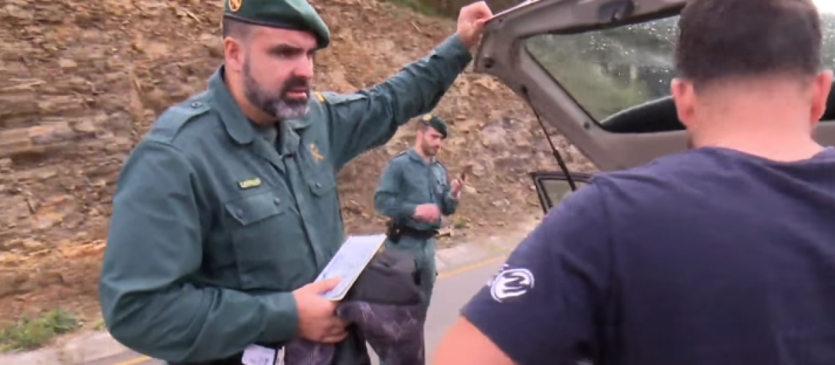 El agente de la Guardia Civil durante la inspección del vehículo