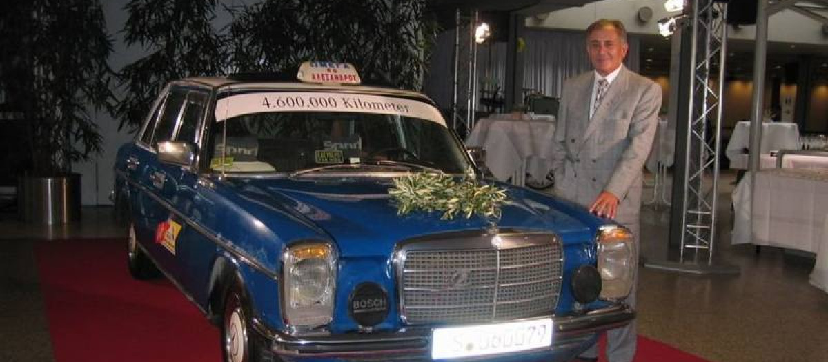 El señor Sanchinidis junto a su Mercedes con 4,6 millones de kilómetros