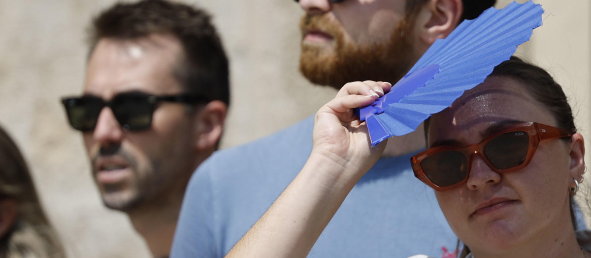 Imagen tomada este martes de gente refugiándose del sol y el calor en Valencia