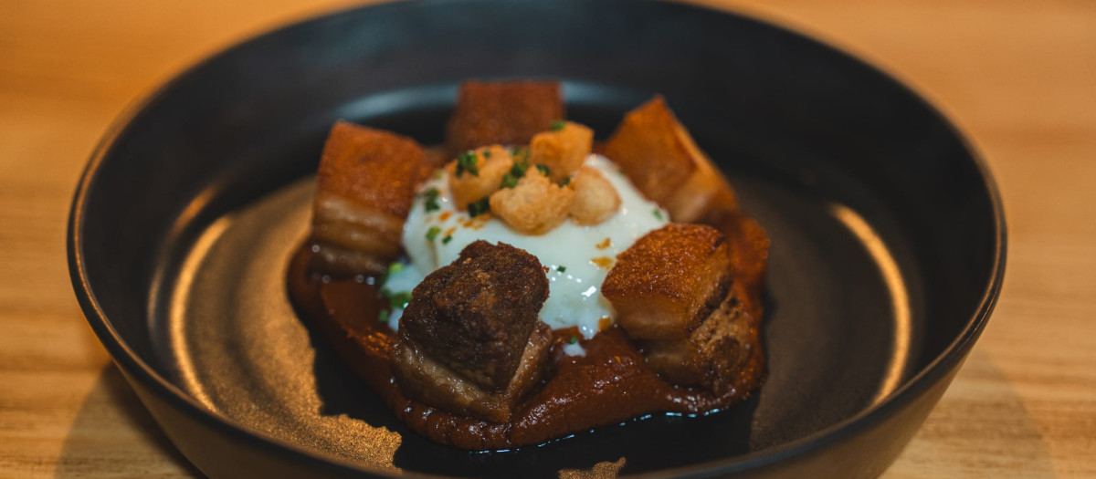Huevos a la flamenca con panceta adobada crujiente