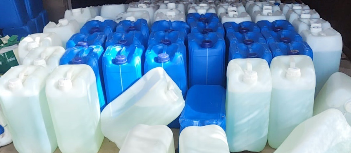 Garrafas de gasolina incautadas en Adra y El Ejido (Almería).

REMITIDA / HANDOUT por GUARDIA CIVIL
Fotografía remitida a medios de comunicación exclusivamente para ilustrar la noticia a la que hace referencia la imagen, y citando la procedencia de la imagen en la firma
06/8/2025