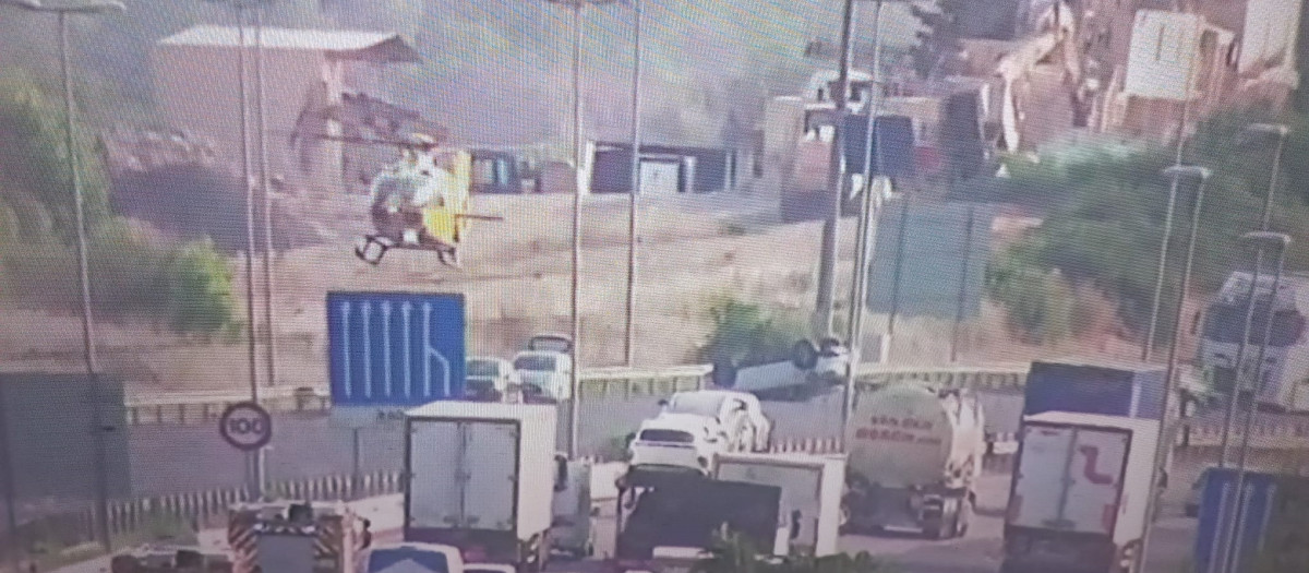 Aterriza un helicóptero medicalizado en la AP-7 en Sant Cugat (Barcelona) por un accidente