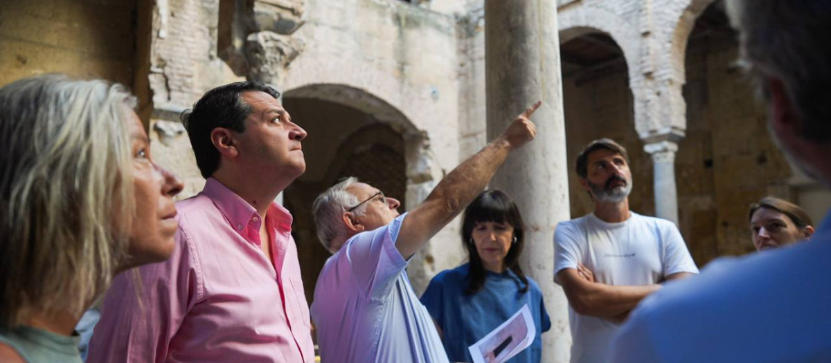 José María Bellido, junto a los técnicos, en el convento de Santa Clara