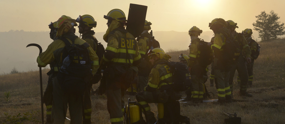 (Foto de ARCHIVO)
Bomberos trabajan para extinguir el incendio, a 2 de agosto de 2025, en Vilardevós, Ourense, Galicia (España). El incendio declarado este sábado, 2 de agosto, en el municipio ourensano de Vilardevós continúa activo y ha calcinado ya 570 hectáreas. La Consellería do Medio Rural decretó la 'situación 2' como medida preventiva por proximidad a las viviendas en un incendio forestal activo en la parroquia de Terroso. Hasta el momento se han movilizado 33 agentes, cuatro técnicos, 43 brigadas, 32 motobombas, seis palas, diez helicópteros y diez aviones.

Rosa Veiga / Europa Press
03 AGOSTO 2025
02/8/2025