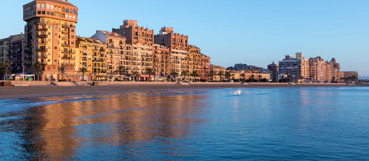 Imagen de archivo de Port Saplaya, una de las playas cerradas por contaminación en Alboraya, Valencia