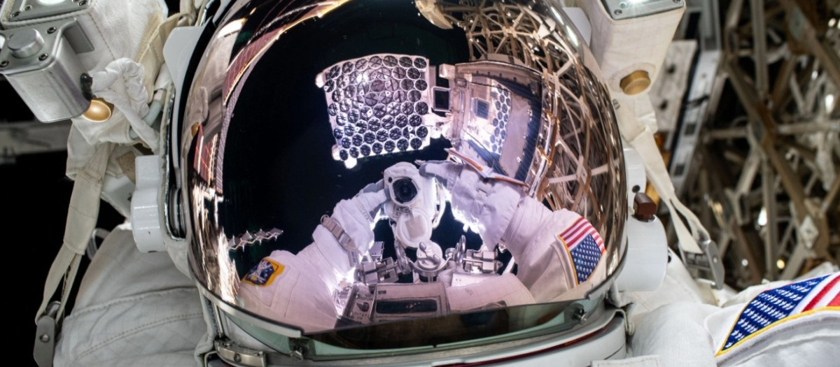 El telescopio de rayos X NICER se refleja en la visera del casco del traje espacial del astronauta de la NASA e ingeniero de vuelo de la Expedición 72, Nick Hague, en esta "selfi espacial"