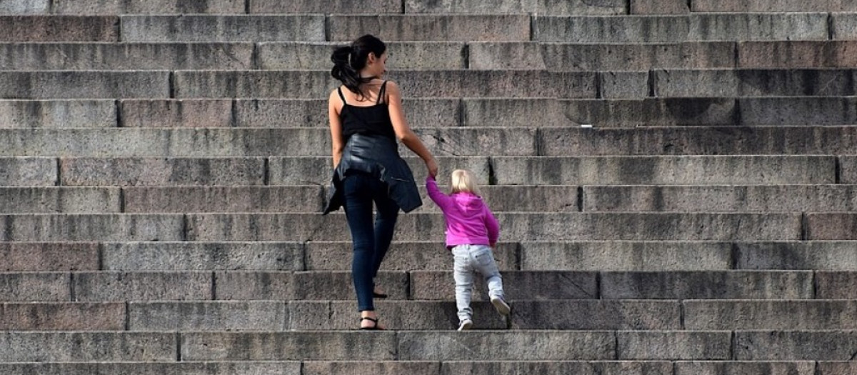 Una madre y su hijo, en una imagen de archivo