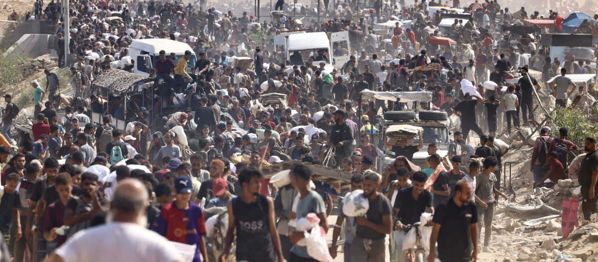 Cientos de palestinos se desplazan en Gaza en busca de comida