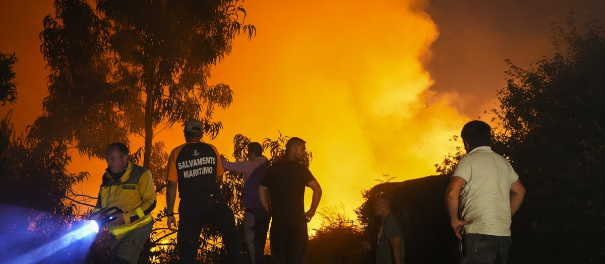 Varias personas tratan de extinguir el fuego en Ponteceso, La Coruña