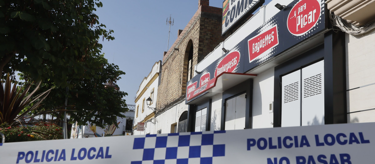 Lugar de Las Cabezas de San Juan (Sevilla), donde tuvo lugar un tiroteo con tres heridos, uno de ellos de mayor gravedad, a primera hora de la madrugada de este viernes y por lo que una persona ha sido detenida presuntamente en relación a los hechos. EFE/ Jose Manuel Vidal