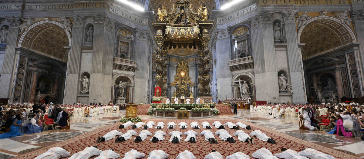 El Papa León XIV dirige una misa para la ordenación de 32 nuevos sacerdotes en la Basílica de San Pedro del Vaticano el 27 de junio de 2025.