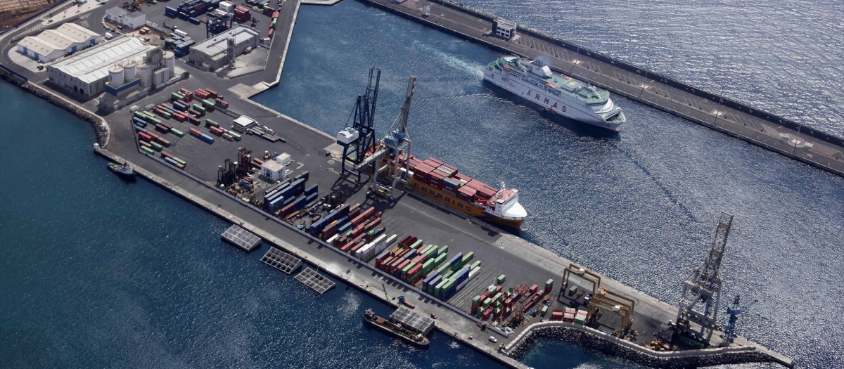 Puerto de Arrecife, en la isla de Lanzarote

REMITIDA / HANDOUT por CÁMARA DE COMERCIO DE LANZAROTE
Fotografía remitida a medios de comunicación exclusivamente para ilustrar la noticia a la que hace referencia la imagen, y citando la procedencia de la imagen en la firma
24/6/2010