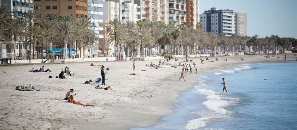 (Foto de archivo) Varias personas en la Playa del Zapillo de Almería.

EUROPA PRESS - ARCHIVO
08/8/2025
