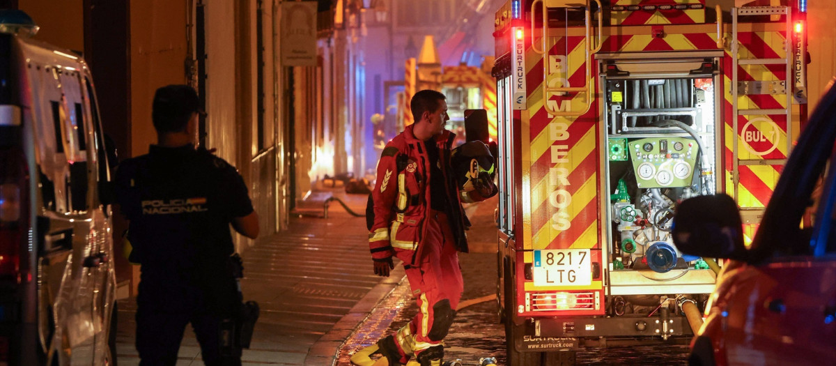 Imágenes del incendio en la Mezquita de Córdoba. A 8 de agosto de 2025 en Córdoba, Andalucía (España). Esta tarde se ha declarado un incendio en la Mezquita de Córdoba varios efectivos han acudido a sofocar el incendio.

Madero Cubero / Europa Press
08/8/2025