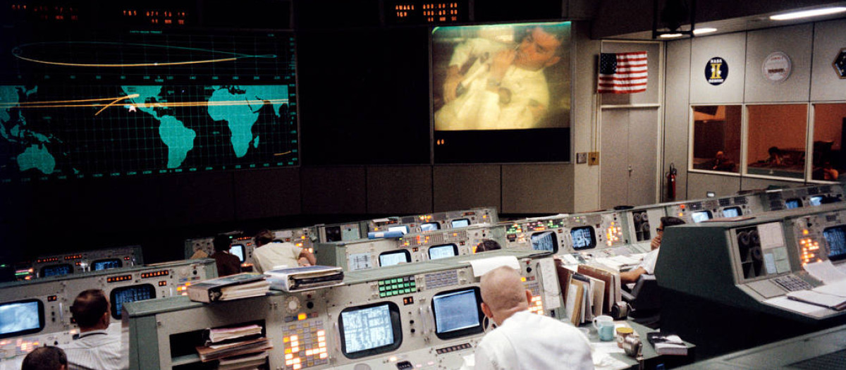 La Sala de Control de Operaciones de la Misión en el Centro de Control de Misiones del Centro de Naves Espaciales Tripuladas