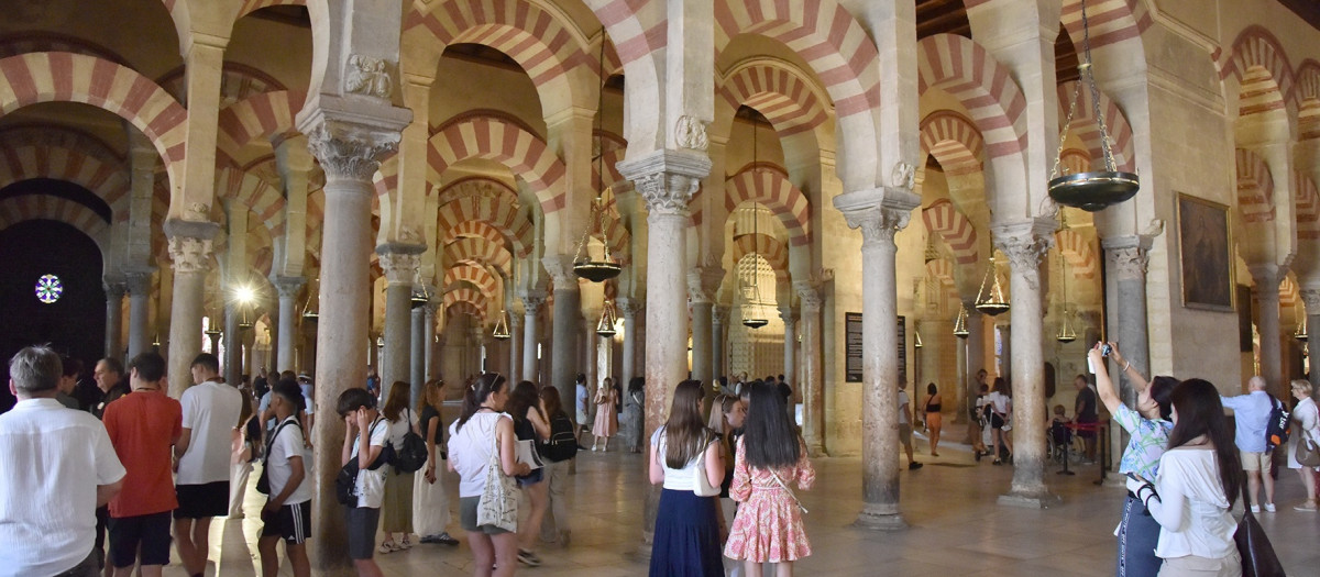 Varios turistas visitan la mezquita de Córdoba