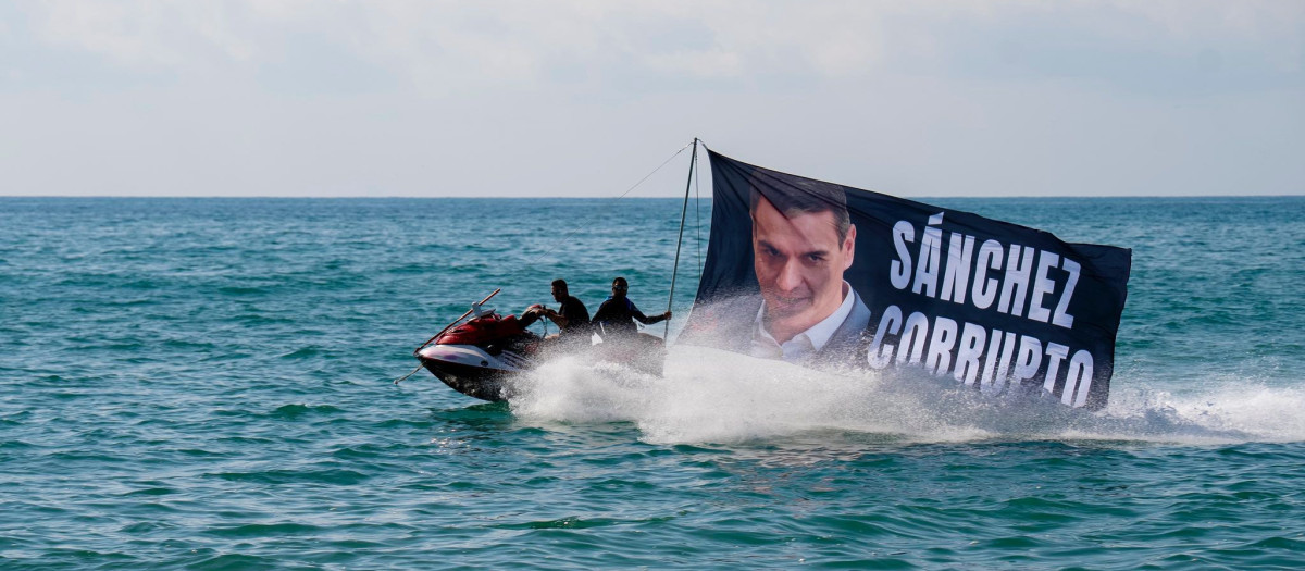 Lona con el mensaje "Pedro Sánchez corrupto" en las playas de Castellón