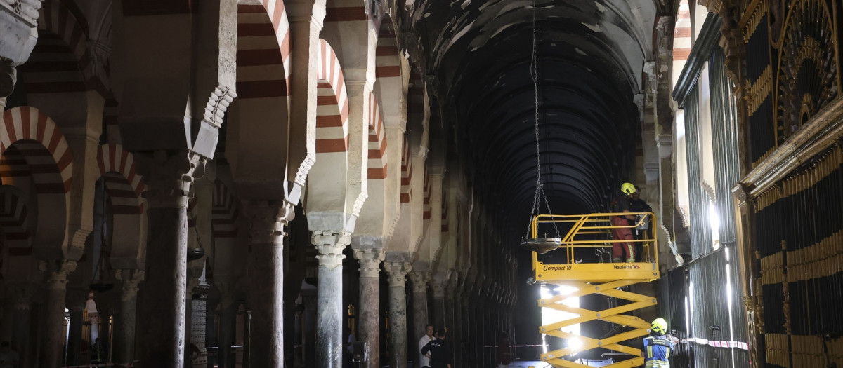 Interior de la Mezquita-Catedral de Córdoba afectado por el incendio ocurrido el pasado viernes, a 9 de agosto de 2025 en Córdoba (Andalucía, España). 
El Ministerio de Cultura ha reivindicado este sábado la activación de forma inmediata del Plan Nacional de Gestión del Riesgo y Emergencias en Patrimonio Cultural en el momento del incendio en la Mezquita-Catedral de Córdoba ocurrido el pasado viernes sobre las 21 horas. El monumento ha sufrido daños en unas bóvedas en la capilla "que han sido restauradas recientemente" con dimensión aproximada de 25 metros, según ha informado el deán de la catedral, Joaquín Alberto Nieva.

Madero Cubero / Europa Press
09/8/2025