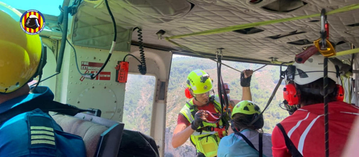 Rescate de los Bomberos de Valencia en helicóptero a unos senderistas en un barranco de Buñol