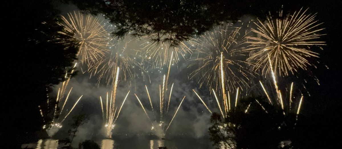 Imagen de los fuegos artificiales del Castell de l'Olla 2025