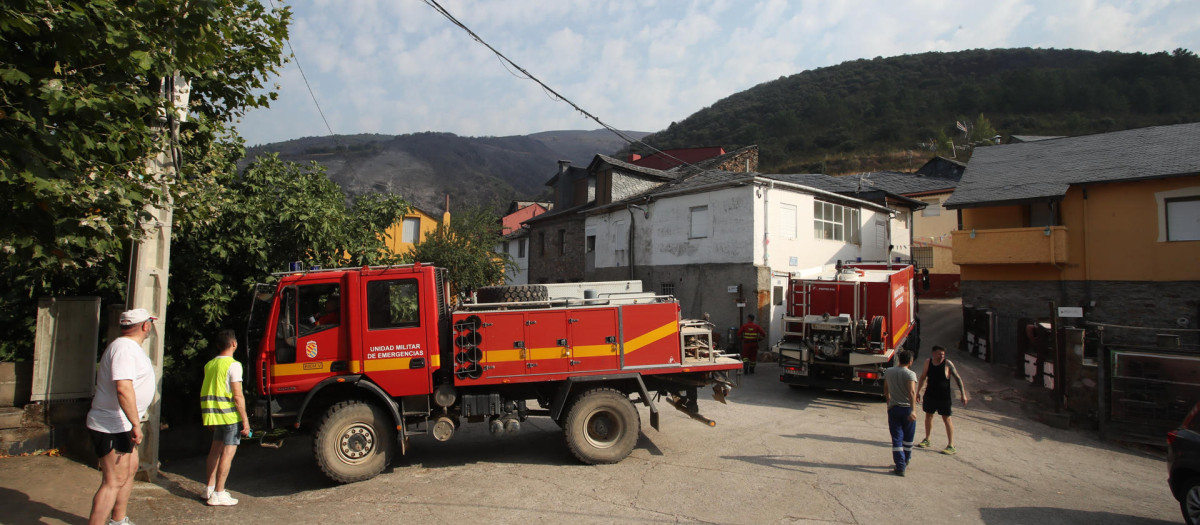 Desalojo de varios vecinos durante un incendio en el Bierzo, este domingo
