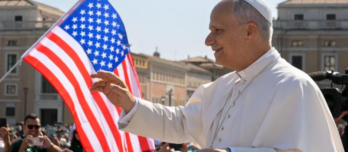 León XIV junto a una bandera de Estados Unidos