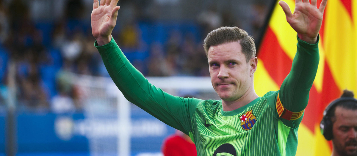 Ter Stegen saluda a los aficionados en la previa del Joan Gamper