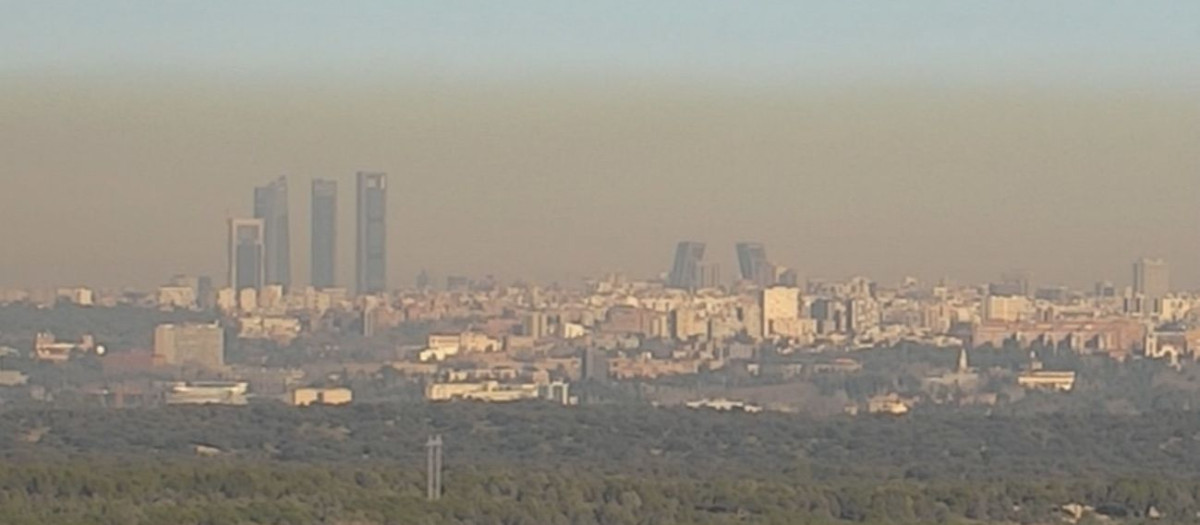 Imagen de la capital durante su peculiar boina de contaminación