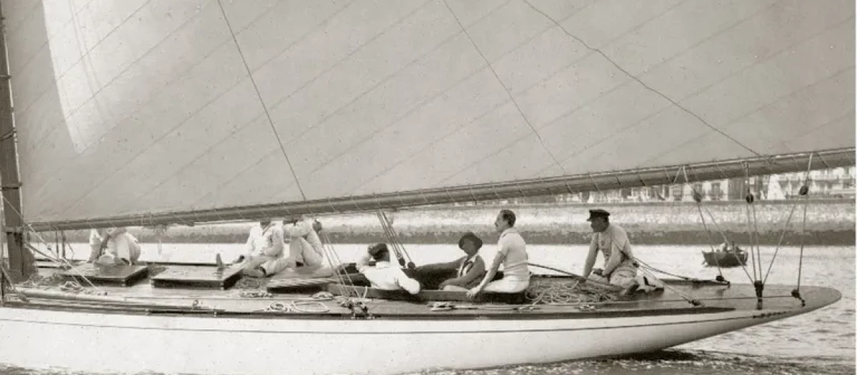 El Rey Alfonso XIII (con una x en el brazo), junto a la Reina, a bordo del «Tonino», el balandro favorito de la Familia Real. Santander, verano 1914