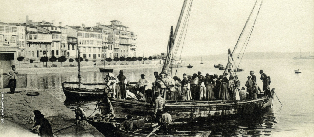 En el año 2016 nació una llamativa iniciativa en La Coruña que busca divulgar los acontecimientos históricos más importantes de la ciudad de forma sencilla y rigurosa. Se trata del Calendario Histórico, que está promovido por la Asociación Gallega de Periodistas del Deporte (Agaxorde) y que cuenta con el patrocinio de la Compañía de Tranvías.
Esta publicación en formato de almanaque incluye 633 efemérides que recorren la historia de la ciudad desde el siglo IX hasta la actualidad. La edición de 2026 incorpora 15 nuevos acontecimientos respecto a la anterior.
Entre las efemérides recogidas figuran fechas tan significativas como la primera invasión vikinga, el 1 de agosto del año 844, o el reciente acceso ciudadano al muelle de Batería. Además de estas, este trabajo recoge otros múltiples hitos históricos, culturales, sociales y deportivos.
Durante la presentación del Calendario Histórico realizada recientemente, el periodista y autor de los textos, Rubén Ventureira; el coleccionista responsable de la colección fotográfica Bartolomé-Chavert, Alfonso Bartolomé, y el historiador Xosé Alfeirán, realizaron un detallado repaso a las imágenes seleccionadas para ilustran este particular este almanaque.
Una ciudad diferente
En concreto, hay 13 ilustraciones (una por cada mes del año y la portada). Esta última es una fotografía en la que aparece el denominado «muelle de Montoto», donde las «pescaderas descargaban la sardina», según explicó Alfeirán. Este es uno de los puntos de la ciudad que más se ha transformado. Contrasta que en la imagen se observan numerosos árboles en O Parrote, mientras que en la actualidad apenas hay.
Cuatro de las composiciones de este calendario muestran vistas aéreas o amplias zonas de La Coruña. En ellas se pueden ver la zona de lo que es hoy la avenida del Metrosidero a principios del siglo XX, el Muelle de Hierro en 1902 con numerosas embarcaciones navegando y la que Alfeirán considera la “foto más icónica», una vista de la zona portuaria tomada desde la desaparecida playa del Parrote (en ella se aprecian mariscadores recogiendo almejas).
Otra ilustración de esta colección plasmó la ciudad desde Santa Margarita en 1930, cuando el avión alemán Dornier Do X (fue en su momento el mayor, más pesado y potente avión del mundo) sobrevoló La Coruña. En esta publicación también está incluida una imagen que retrató la playa del Matadero con un barrio de Monte Alto prácticamente sin urbanizar de fondo a comienzos del siglo XX.
Vida social
También hay hueco para imágenes de temática más costumbrista, como una multitud en la plaza de María Pita el día de la proclamación de la II República en 1931, un tranvía circulando por Ciudad Jardín, vendedoras en la plaza de Santa Catalina, una clase de pintura en el colegio de las Religiosas Terciarias situado entonces en la avenida de Rubine, ocho esgrimistas en el interior de la Sala Calvet, donde nació el RC Deportivo, y el Bazar Freijido de la calle Real, que funcionó entre 1923 y 2005.
Mención especial merece otra fotografía tomada en el muelle del Este en 1896, donde se realizaban unas obras. Al otro de la zona portuaria se aprecia la antigua refinería de Mesa, Marchesi y Martínez, que se instaló en Santa María de Oza.
El Calendario Histórico La Coruña 2026 está a la venta en librerías y quioscos de la ciudad.

Una imagen del calendario, con una descarga de pescado en el muelle de Montoto - Colección fotográfica Bartolomé-Chavert