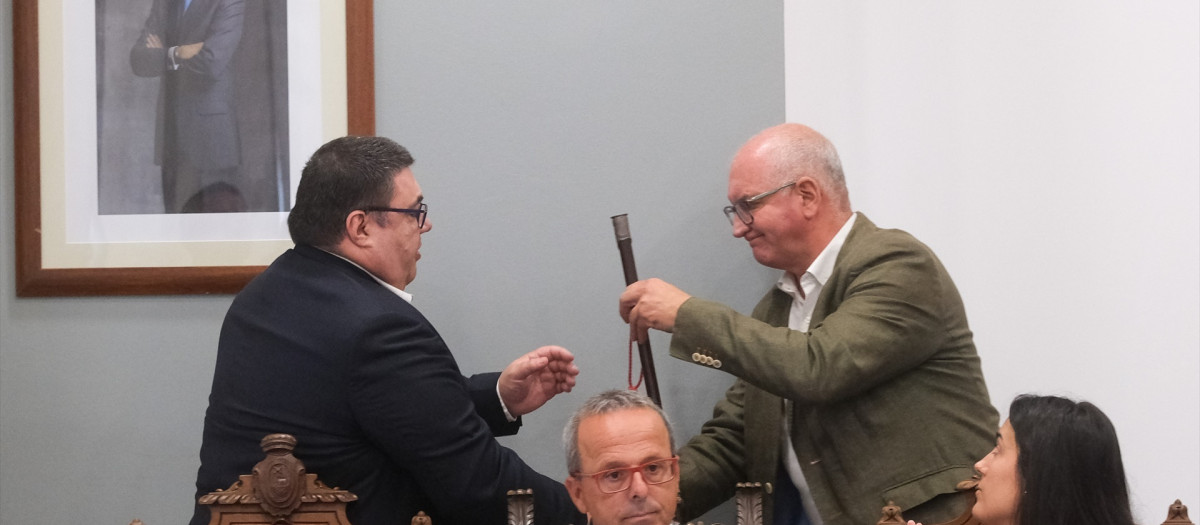 El nuevo alcalde de Noia, Francisco Pérez, y el anterior alcalde, Santiago Freire